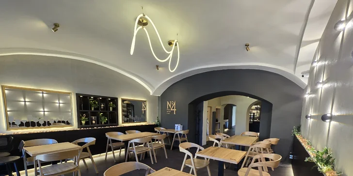 Až 1 500 Kč na vše U Zlaté hvězdy a v bistru N°4: steaky, mořské speciality, česká jídla i vinný bar