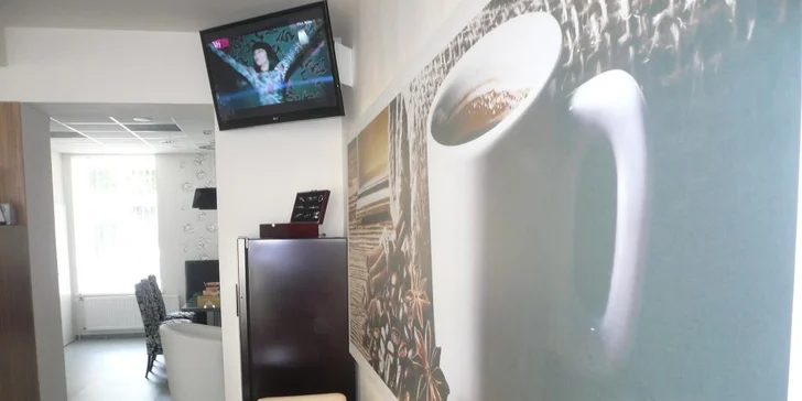 Dva domácí zákusky a dvě kávy nebo posezení u čaje