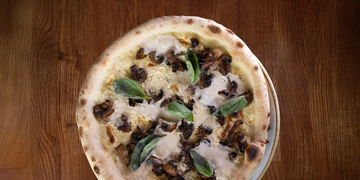 Se sýrem, šunkou i lososem: italská pizza a koktejl dle výběru pro 1 osobu