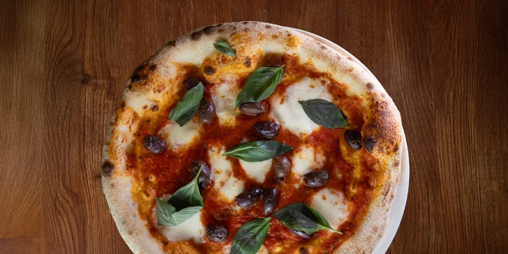 Se sýrem, šunkou i lososem: italská pizza a koktejl dle výběru pro 1 osobu