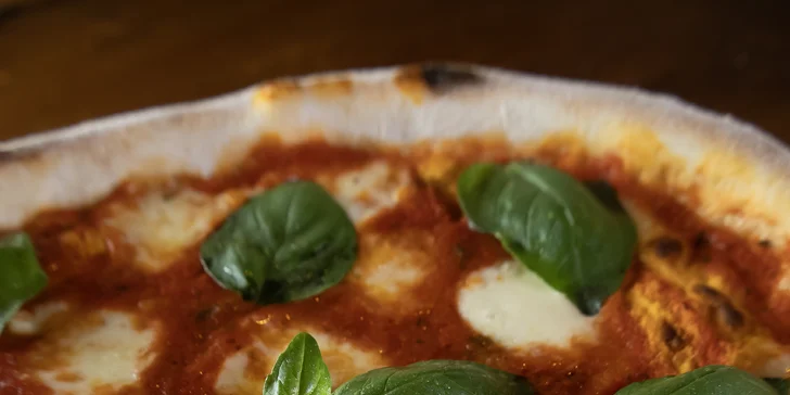 Se sýrem, šunkou i lososem: italská pizza a koktejl dle výběru pro 1 osobu
