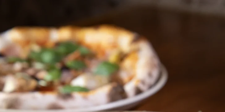 Se sýrem, šunkou i lososem: italská pizza a koktejl dle výběru pro 1 osobu