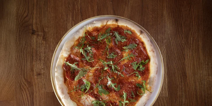 Se sýrem, šunkou i lososem: italská pizza a koktejl dle výběru pro 1 osobu