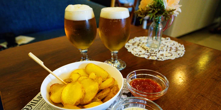 Pochutnejte si a zavzpomínejte zároveň: pivo a bramborové lupínky v prvorepublikové kavárně