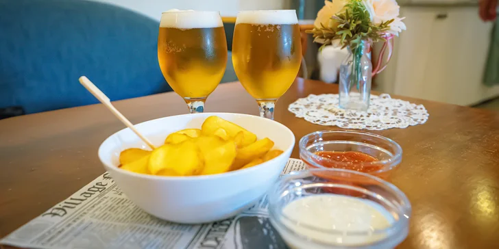 Pochutnejte si a zavzpomínejte zároveň: pivo a bramborové lupínky v prvorepublikové kavárně