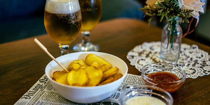 Pochutnejte si a zavzpomínejte zároveň: pivo a bramborové lupínky v prvorepublikové kavárně