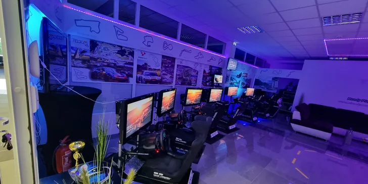 Závodní simulátory a VR realita: vstupy pro 1 i 2 osoby, rodinný vstup i VIP pronájem