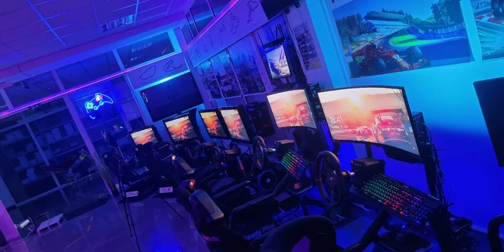Závodní simulátory a VR realita: vstupy pro 1 i 2 osoby, rodinný vstup i VIP pronájem
