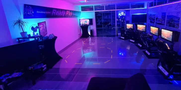 Závodní simulátory a VR realita: vstupy pro 1 i 2 osoby, rodinný vstup i VIP pronájem