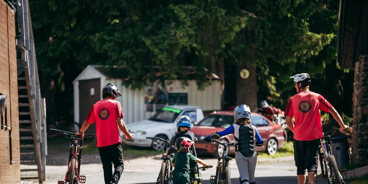 Tříhodinový kurz horského sjezdu na kole v Bikeparku Špičák pro děti i dospělé