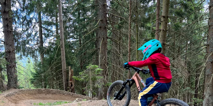 Tříhodinový kurz horského sjezdu na kole v Bikeparku Špičák pro děti i dospělé
