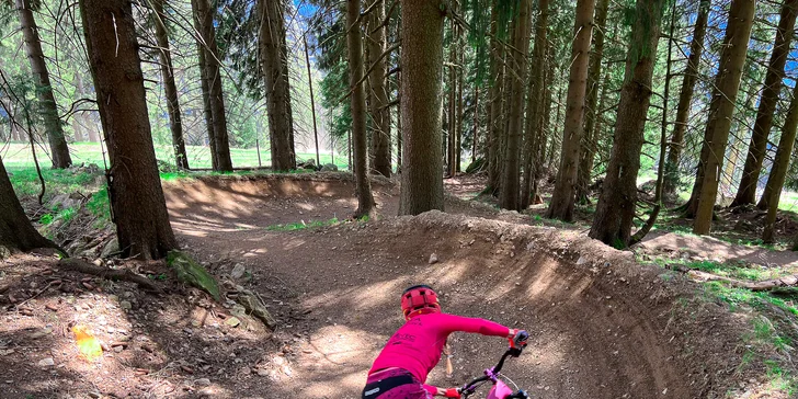 Tříhodinový kurz horského sjezdu na kole v Bikeparku Špičák pro děti i dospělé