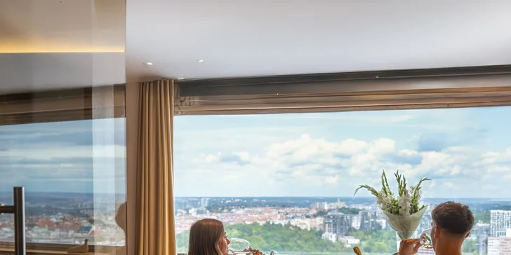 Romantika s výhledem na Prahu: pobyt v unikátním hotelu v Žižkovské věži se snídaní a vínem