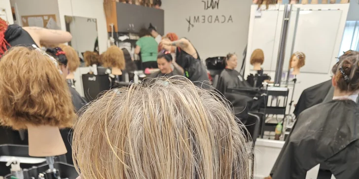 Dámský střih s možností masky, barvení, přelivu nebo melíru pro všechny délky vlasů