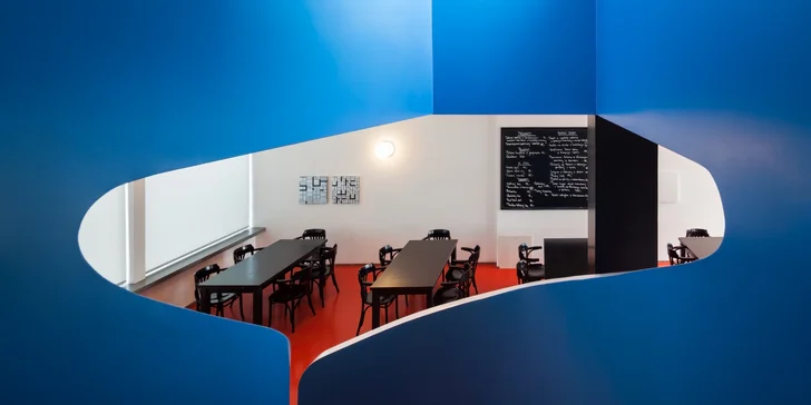Italské osvěžení ve funkcionalistické kavárně: Aperol Spritz pro 2 až 4 osoby i slané zobání