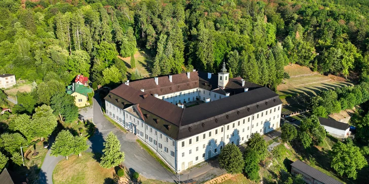 Historická vila v areálu zámku Svatý Anton: 3 apartmány s krásnou anglickou zahradou
