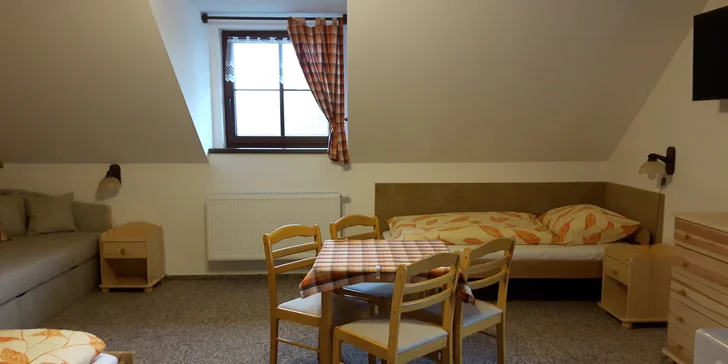Pobyt v příjemné chatě v srdci Šumavy: polopenze i káva a zákusek