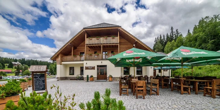 Pobyt v příjemné chatě v srdci Šumavy: polopenze i káva a zákusek