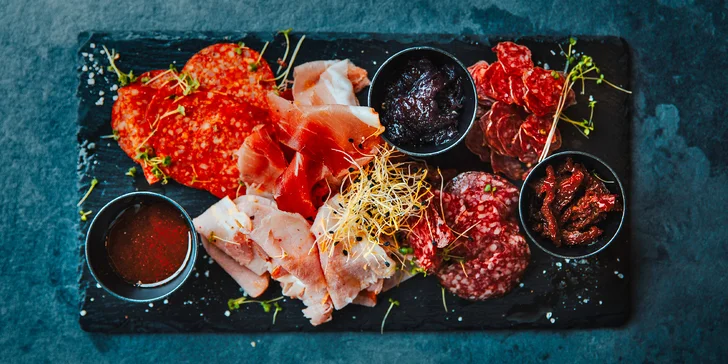Lahev bílého, růžového nebo červeného vína a tapas pro 2 osoby v kavárně a vinárně Kofínno