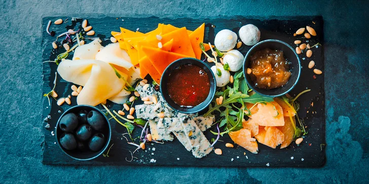 Lahev bílého, růžového nebo červeného vína a tapas pro 2 osoby v kavárně a vinárně Kofínno