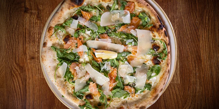 Se sýrem, šunkou i lososem: italská pizza a koktejl dle výběru pro 1 osobu