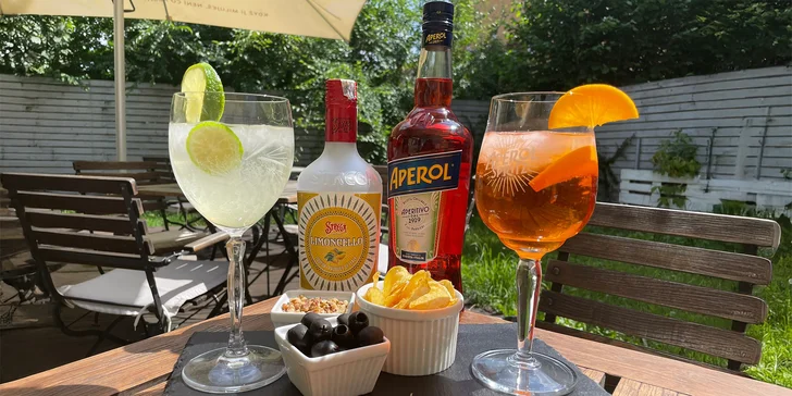 Italské osvěžení ve funkcionalistické kavárně: Aperol Spritz pro 2 až 4 osoby i slané zobání