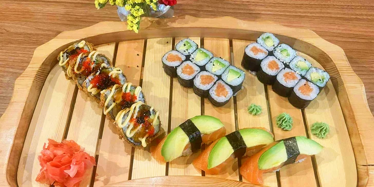 24 kousků sushi v srdci Hradce Králové: maki, nigiri i smažené rolky