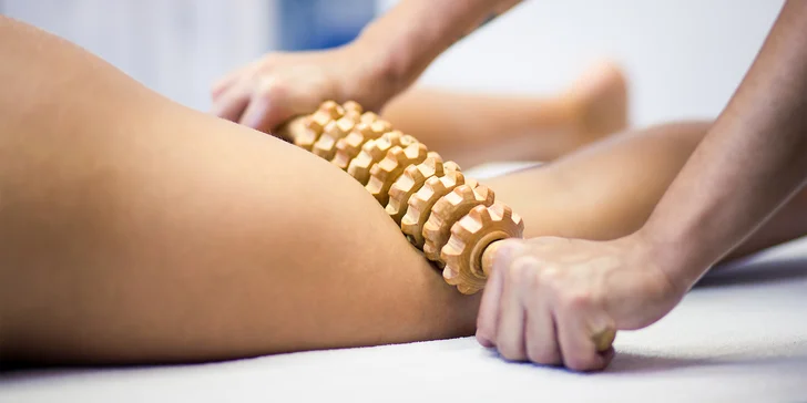 Formování postavy a relax: maderoterapie celého těla, ošetření na 60 až 90 minut