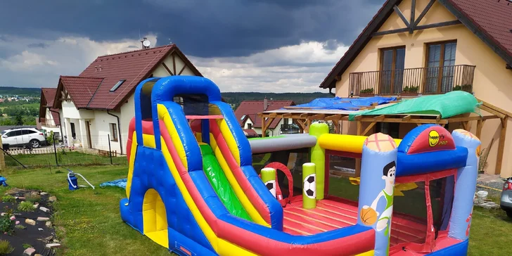Hodnotové poukazy na pronájem nafukovacích skákacích hradů: hobby i profi typy