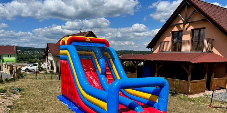 Hodnotové poukazy na pronájem nafukovacích skákacích hradů: hobby i profi typy
