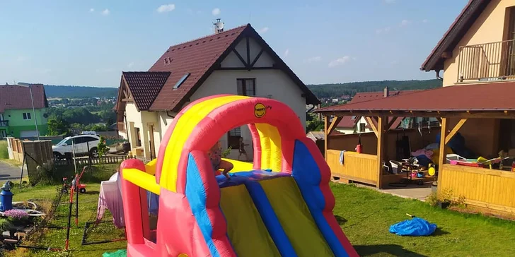 Hodnotové poukazy na pronájem nafukovacích skákacích hradů: hobby i profi typy