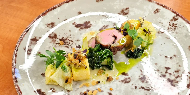 Pětichodové degustační menu v klasicistním zámečku i vstup do wellness pro 2 osoby