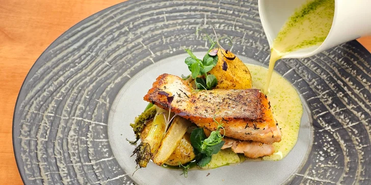 Pětichodové degustační menu v klasicistním zámečku i vstup do wellness pro 2 osoby