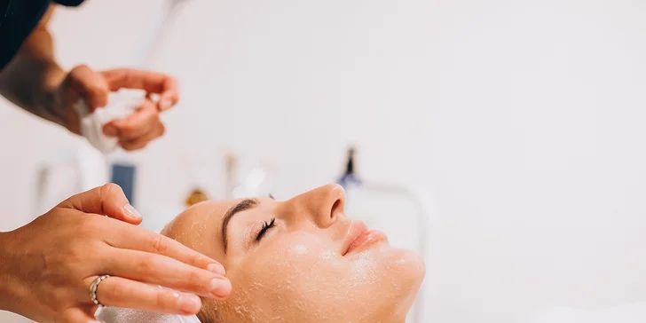 Rozmazlete svou pleť: hloubkové ošetření vč. masáže, omlazovací či akné kúra, 60–⁠⁠⁠⁠⁠⁠90 minut