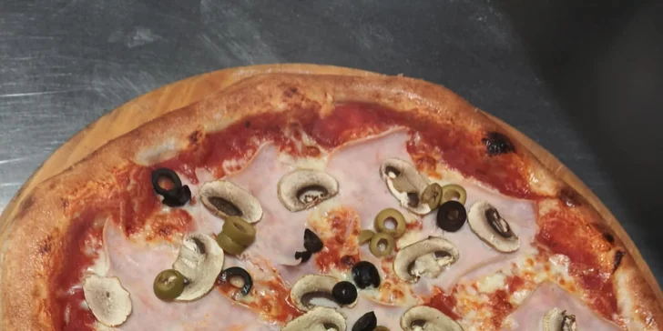 Jedna nebo dvě pizzy o průměru 32 cm podle výběru ze 13 druhů