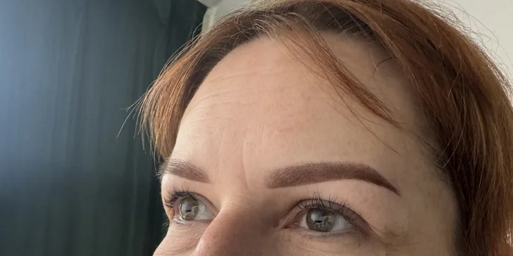 Dokonalý pohled: laminace nebo pudrové obočí či permanentní make-up meziřasové linky