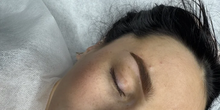 Dokonalý pohled: laminace nebo pudrové obočí či permanentní make-up meziřasové linky