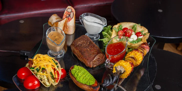 Hostina v kubánské restauraci pro 2–4 osoby: steak, tortilly, tacos a přílohy