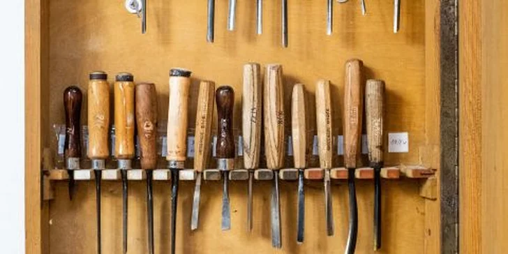 Dejte prostor své kreativitě: kurz řezbářství či linorytových razítek pro 1 i 2 osoby