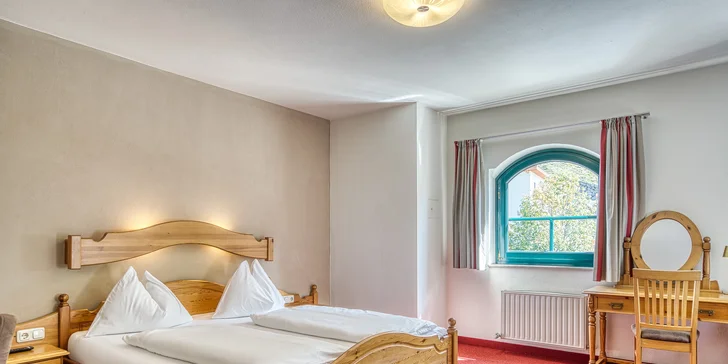 Moderní hotel v rakouských Alpách: bufetová snídaně a neomezená sauna
