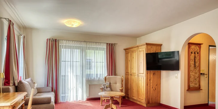Moderní hotel v rakouských Alpách: bufetová snídaně a neomezená sauna