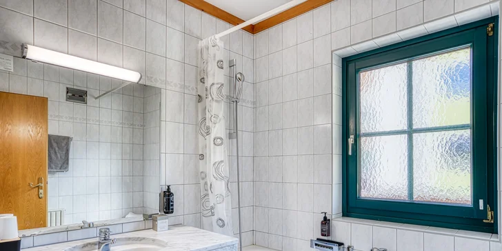 Moderní hotel v rakouských Alpách: bufetová snídaně a neomezená sauna