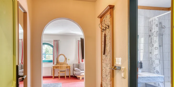 Moderní hotel v rakouských Alpách: bufetová snídaně a neomezená sauna
