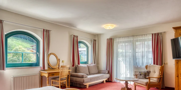 Moderní hotel v rakouských Alpách: bufetová snídaně a neomezená sauna