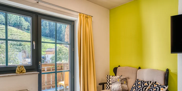 Moderní hotel v rakouských Alpách: bufetová snídaně a neomezená sauna