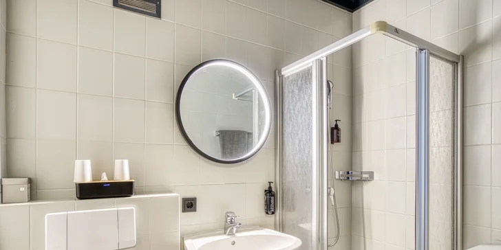 Moderní hotel v rakouských Alpách: bufetová snídaně a neomezená sauna