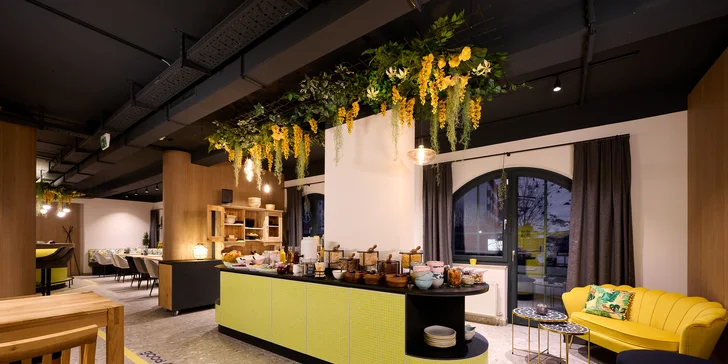 Moderní hotel v rakouských Alpách: bufetová snídaně a neomezená sauna