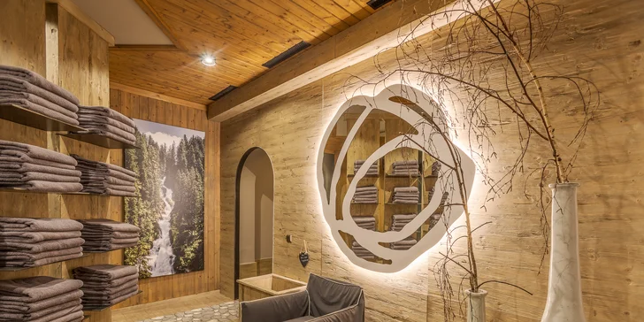 Moderní hotel v rakouských Alpách: bufetová snídaně a neomezená sauna
