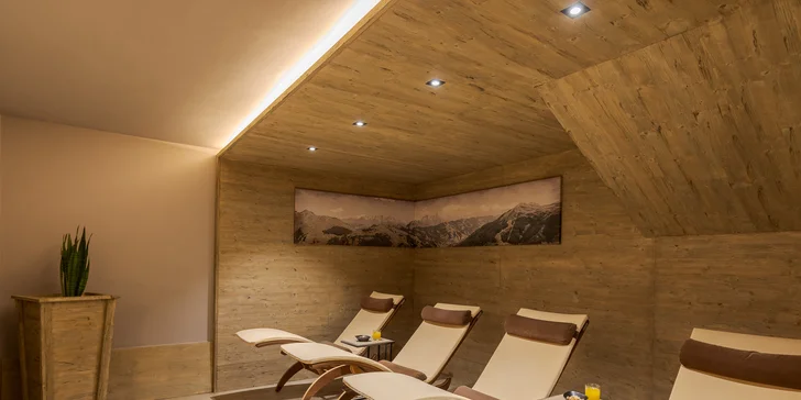 Moderní hotel v rakouských Alpách: bufetová snídaně a neomezená sauna
