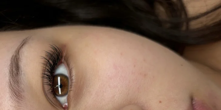 Profesionální prodloužení a zhuštění řas: metoda Classic, Volume, Wispy nebo Wet Look